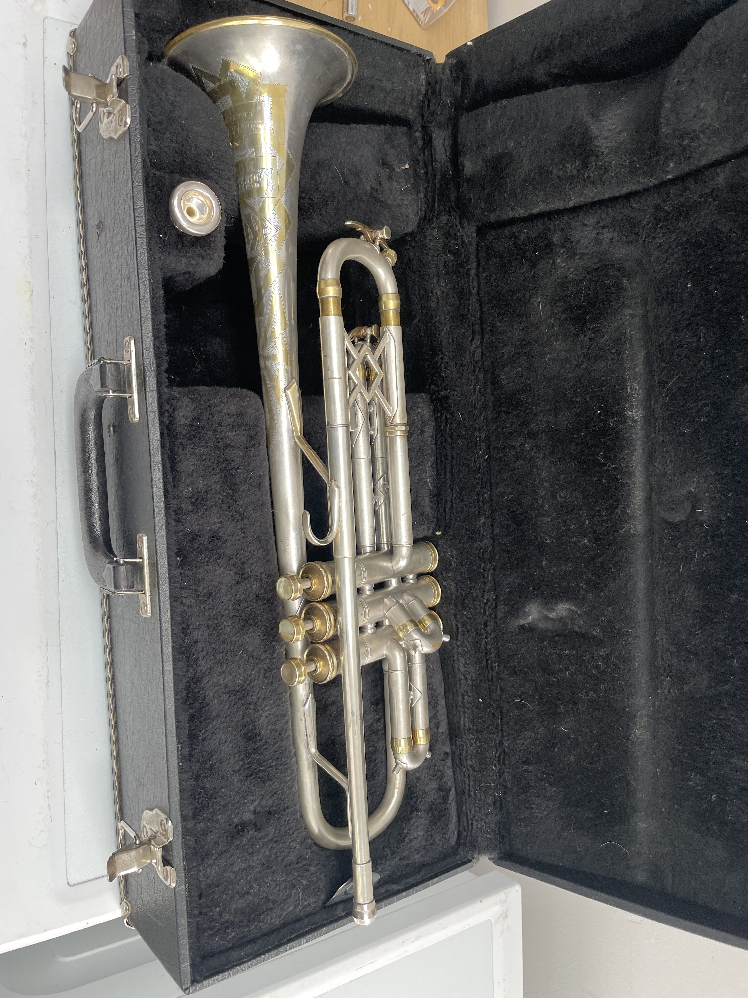 Read more about the article HN White Liberty vintage trumpet